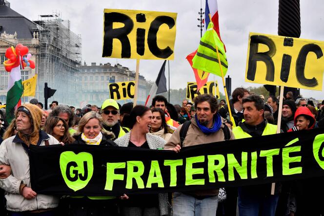 Manifestation de « gilets jaunes » à Bordeaux, le 6 avril.