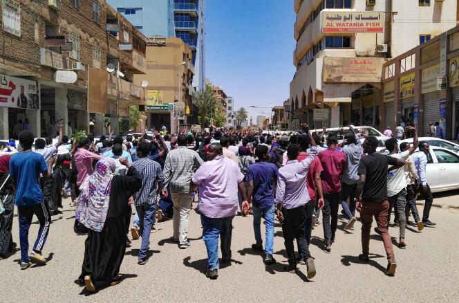 Manifestation contre le gouvernement à Khartoum, le 6 avril.