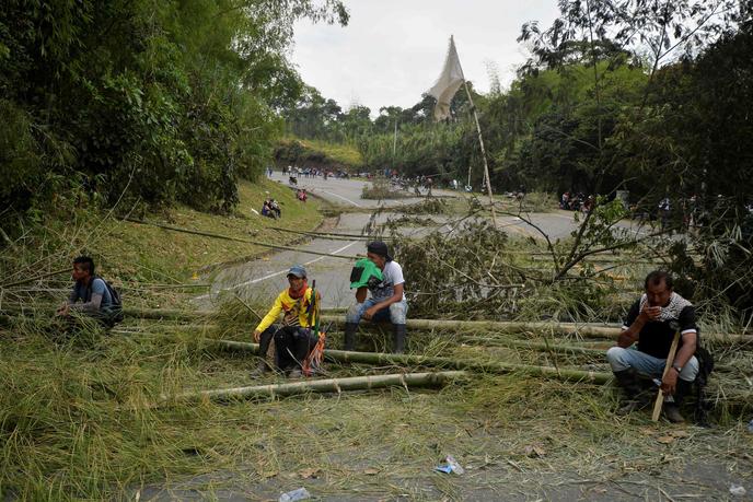 Des Indiens occupent la route panaméricaine à Mondomo, le 14 mars.