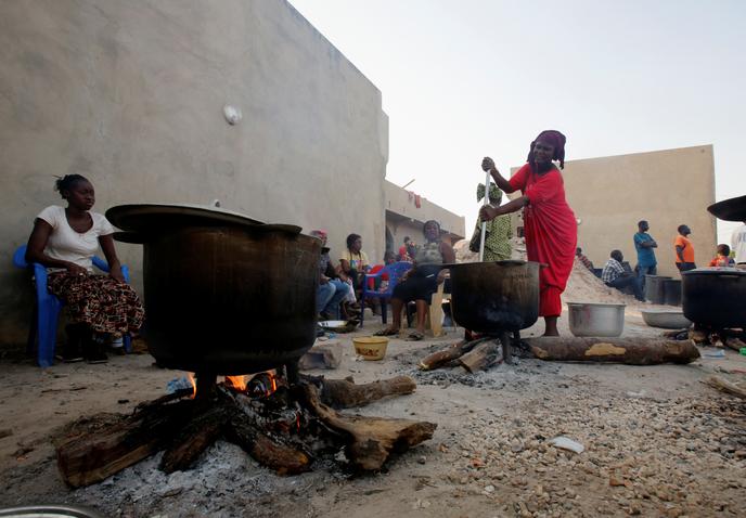 Cottura del legno da parte delle famiglie a Karang, in Senegal, a gennaio 2017.