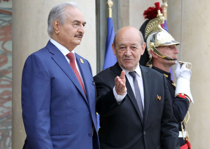 El 29 de mayo de 2018, el Ministro de Relaciones Exteriores Jean-Yves Le Drian y el Mariscal Khalifa Haftar en el Palacio del Elíseo.