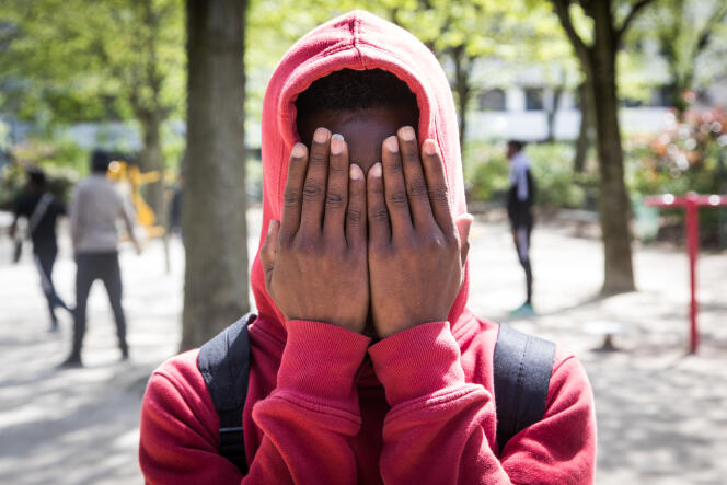 Un migrant guinéen de 15 ans, lors d’une distribution de repas du collectif Les Midis du MIE dans le 20e arrondissement de Paris, le 5 avril.