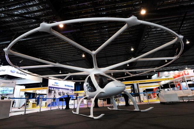 Un modèle du Volocopter 2X, envisagés comme taxi volant lors des prochains Jeux olympiques, à Paris, en présentation à Singapour, le 8 avril 2019.