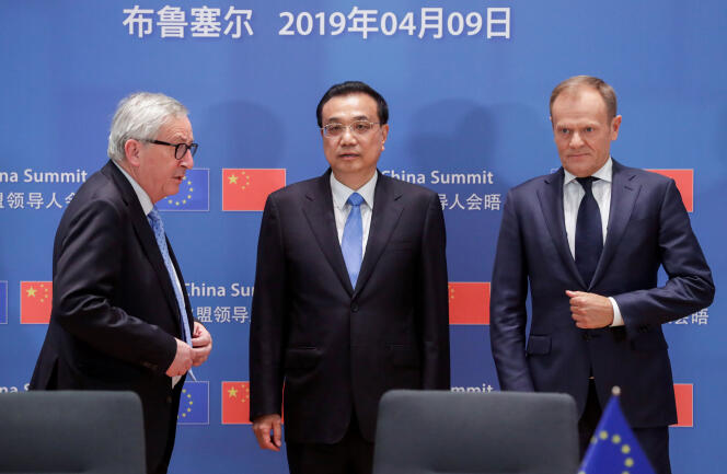 Li Keqiang (au centre), le premier ministre chinois, Donald Tusk (à droite), le président du Conseil européen, et Jean-Claude Juncker, président de la Commission européenne, à Bruxelles.