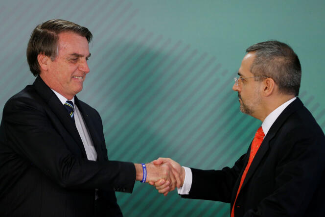 « Le président [Bolsonaro] a précisé que l’enseignement supérieur devait se concentrer sur la lecture, l’écriture et le calcul. » (Jair Bolsonaro, à gauche, et son ministre de l’éducation, Abraham Weintraub, le 9 avril à Brasilia).