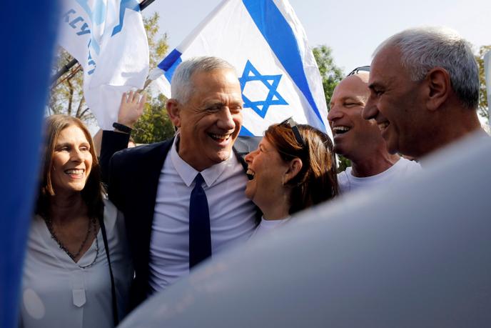 Benny Gantz, leader de la liste Bleu et Blanc, avec se femme et ses partisans après avoir voté à Rosh Ha'ayin, mardi 9 avril.