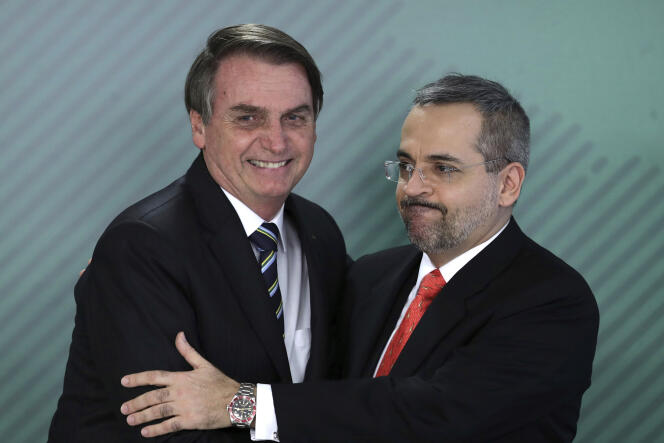 Jair Bolsonaro (à gauche) félicite son ministre de l’éducation, nouvellement nommé, Abraham Weintraub, le 9 avril à Brasilia.