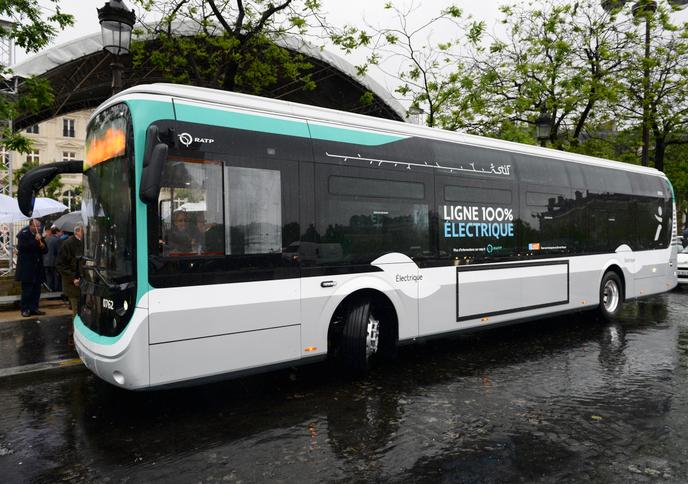 Un autobus elettrico 100% per le strade di Parigi, a maggio 2016.
