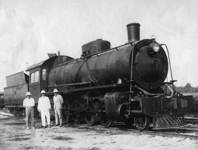 La locomotive à vapeur « Mikado » sur la voie de chemin de fer Congo-Océan (1931). Pour 140 kilomètres de voie ferrée, on dénombre 17 000 morts « indigènes », selon un bilan partiel établi en 1929.