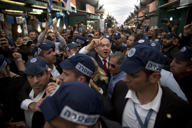 Le premier ministre israélien Benyamin Nétanyahou en visite au marché Ha’tikva à Tel Aviv, le 2 avril.