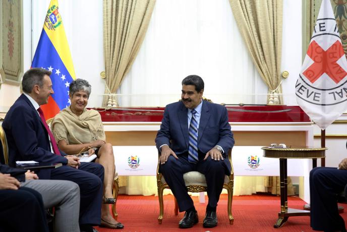 Nicolas Maduro (à droite) avait rencontré le 9 avril Peter Maurer, le président du Comité international de la Croix-Rouge (à gauche).