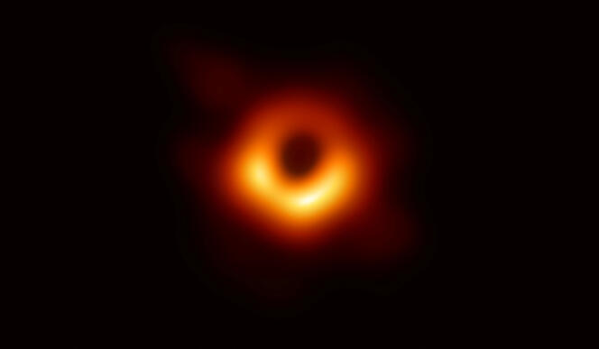 L’image montre le trou noir supermassif de M87, une galaxie elliptique géante située à 53 millions d’années-lumière de la Terre.