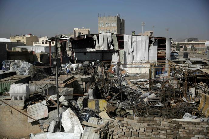 Vue de Sanaa après un bombardement aérien de la coalition menée par les Saoudiens, le 10 avril 2019.