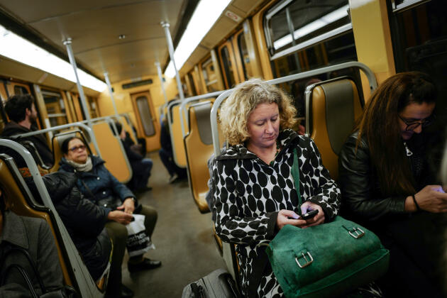 La députée européenne Judith Sargentini dans le métro sur son chemin pour le Parlement Européen, le 1er avril.