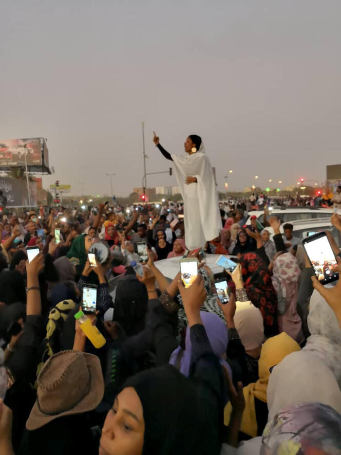 Une jeune Soudanaise harangue la foule à Khartoum, le 8 avril 2019.