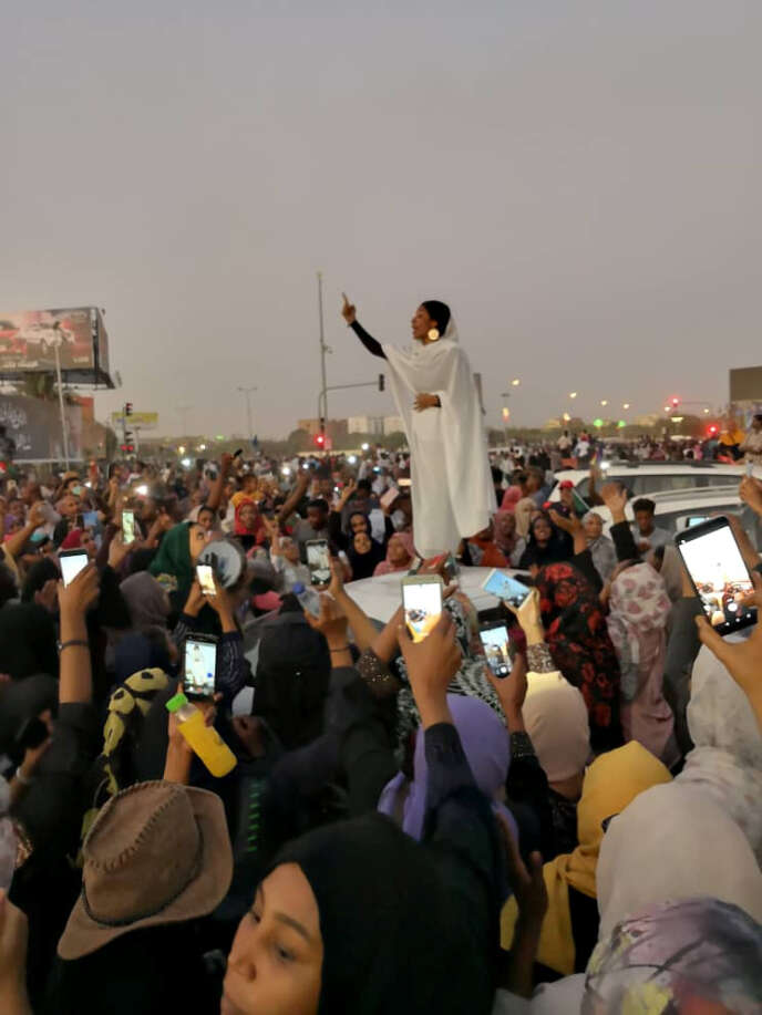 Une jeune Soudanaise harangue la foule Ã  Khartoum, le 8 avril 2019.