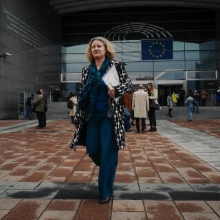 La députée européenne Judith Sargentini quitte le parlement européen pour se rendre à un déjeuner sur L'Organisation de coopération et de développement économiques à Bruxelles, Belgique, le 2 Avril 2019.
