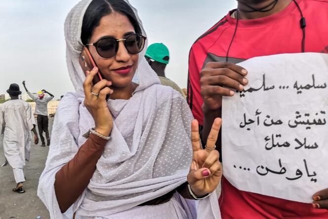 Alaa Salah, devenue une icône du mouvement de protestation, le 10 avril, à Khartoum.