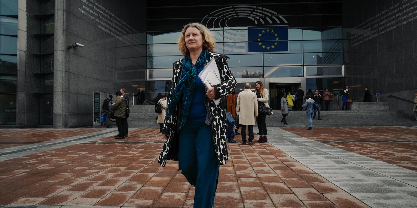 LUCAS BARIOULET POUR « LE MONDE » La députée européenne Judith Sargentini quitte le parlement européen pour se rendre à un déjeuner sur L'Organisation de coopération et de développement économiques à Bruxelles, Belgique, le 2 Avril 2019.