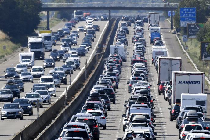 Des automobilistes coincés dans des embouteillages, sur l’A7, près de Vienne (Isère), en août 2018.