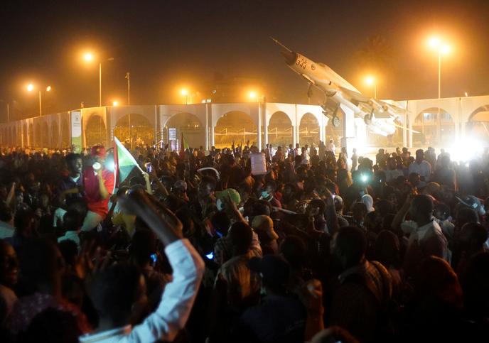 Lors d’un rassemblement contre le pouvoir d’Omar Al-Bachir devant le ministère de la défense à Khartoum, dans la nuit du 10 au 11 avril.