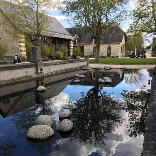 Les pierres « scarifiées » par l’artiste sont disposées dans le pédiluve à la manière d’un jardin... sec japonais. Leur dialogue avec le reflet des nuages dans le ciel est spectaculaire.