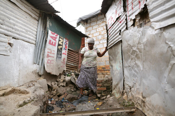 Une femme, Johanna Ditsela, près de sa maison dans le township d’Alexandra, à Johannesburg (Afrique du Sud), le 11 avril.