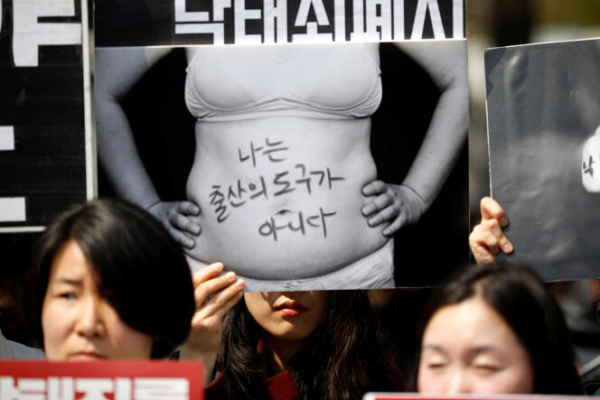 Des manifestants favorables à la légalisation de l’IVG se sont réunis devant la Cour constitutionnelle à Séoul, le 11 avril.