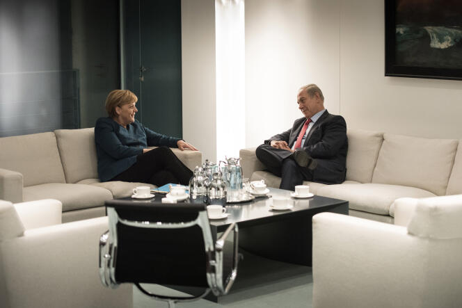 Benyamin Nétanyahou et Angela Merkel à la chancellerie, le 21 octobre 2015, avec un des deux tableaux d’Emil Nolde.