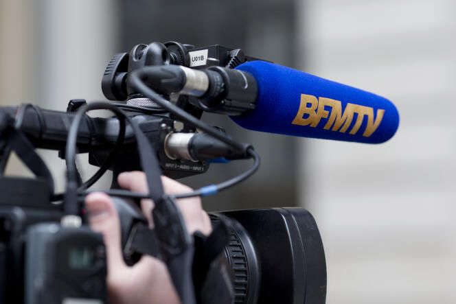 Une caméra de BFM-TV, à Paris, le 3 avril.