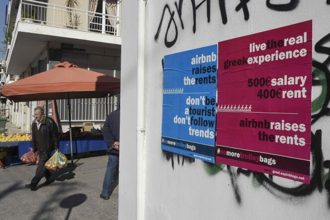 « Airbnb augmente les loyers », affirment ces affiches dans une rue du centre d’Athènes, le 24 mars.