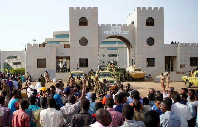 Des manifestants soudanais protestent contre l’annonce d’un conseil de transition dirigé par des militaires, devant le ministère de la défense à Khartoum (Soudan), le 12 avril 2019.