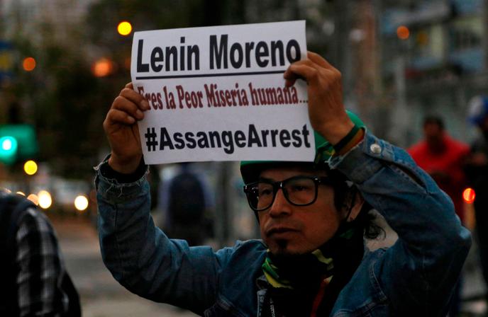 A Quito, le 11 avril, des manifestants protestent contre l’arrestation de Julian Assange à l’ambassade d’Equateur à Londres, par la police britannique.