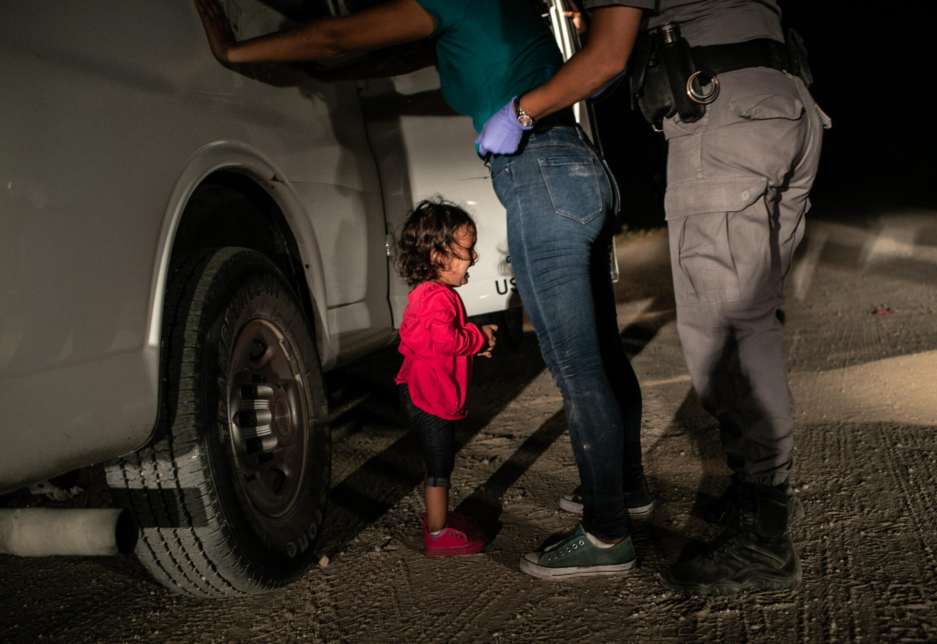 Une fillette de 2 ans pleure alors que sa mère est arrêtée par une patrouille américaine à la frontière avec le Mexique, le 12 juin 2018, au Texas.