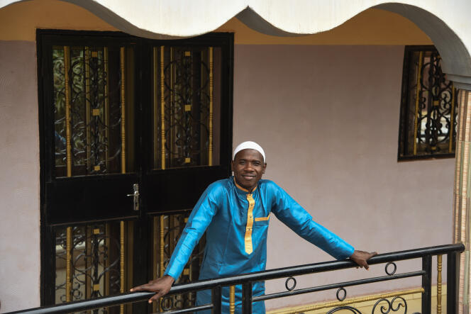 Ousmane Bocoum, commerçant à Mopti, ici sur le balcon de la maison familiale dans le quartier de Kalaban Coura, à Bamako, le 3 avril 2019.