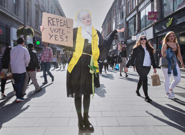 Megan Scott, une militante déguisée en sainte Brigitte d’Irlande, à Dublin, le 21 avril 2018.