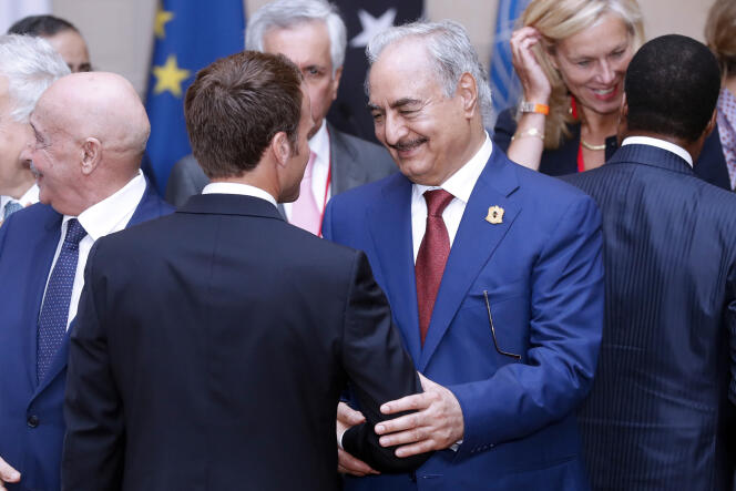 Emmanuel Macron et Khalifa Haftar, en mai 2018 à l’Elysée.