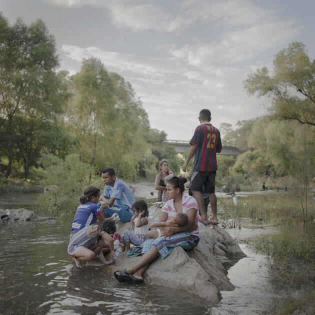 Des familles voyageant dans une « caravane » d’Amérique centrale aux Etats Unis font une pause vers Tapanatepec, dans le sud du Mexique, pour prendre un bain dans la rivière et laver leurs affaires.