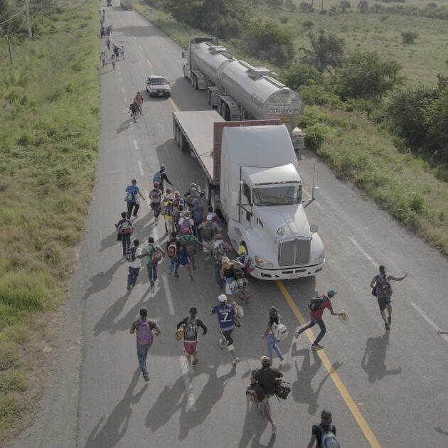 Des migrants de la « caravane » courent vers un camion qui s’est arrêté pour les transporter, vers Tapanatepec, au Mexique, le 30 octobre 2018.
