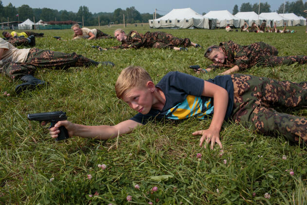 A Borodino, en Russie, une colonie de vacances réunit 350 adolescents pour leur inculquer le patriotisme et leur apprendre à manier des armes.