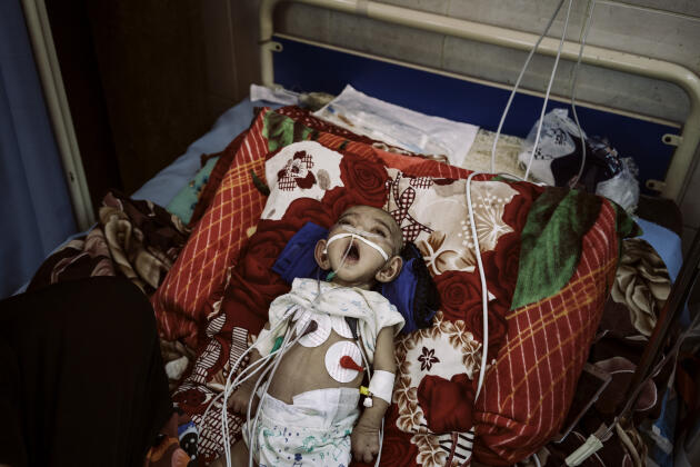 La petite Taif Fares prend une bouffée d’air à l’hôpital Al-Sadaqa d’Aden, au Yémen, le 21 mai 2018.  Née avec un cœur défectueux, elle a besoin de soins intensifs mais il n’y a plus de médecins. Elle est morte quelques jours plus tard.