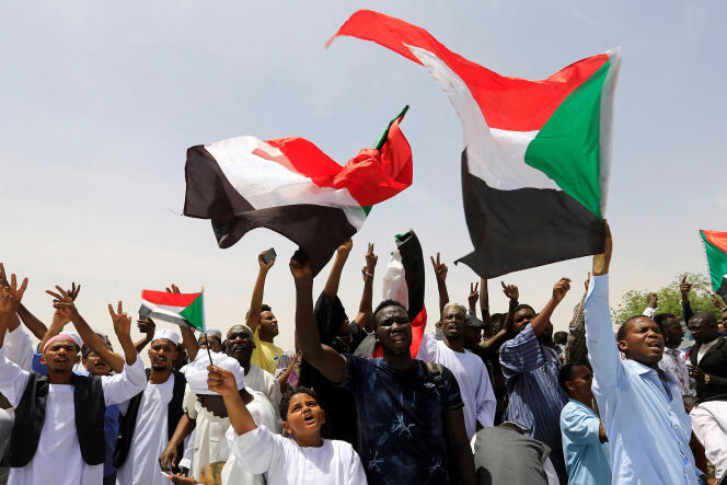 Des manifestants soudanais, à Khartoum, le 12 avril.