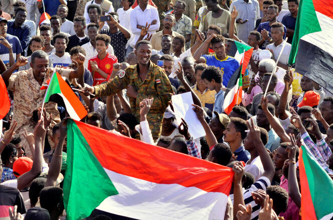 Des officiers se sont joints à des manifestants après l’annonce de la démission du chef du Conseil militaire de transition, Aouad Mohamed Ahmed Ibn Aouf, à Khartoum (Soudan), le 13 avril.
