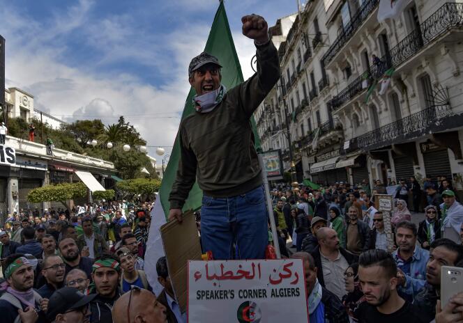 Malgré l’annonce de nouvelles élections, des Algériens manifestent à nouveau dans les rues d’Alger, le 12 avril.