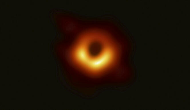 L’image du trou noir au centre la galaxie Messier 87, issue des observations de l’EHT (Event Horizon Telescope), rendue publique le 10 avril 2019.