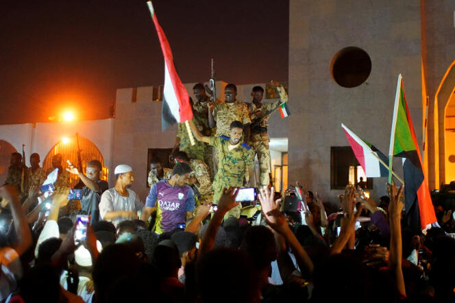 Des soldats de l’armée soudanaise se joignent aux manifestants, le 13 avril, à Khartoum.