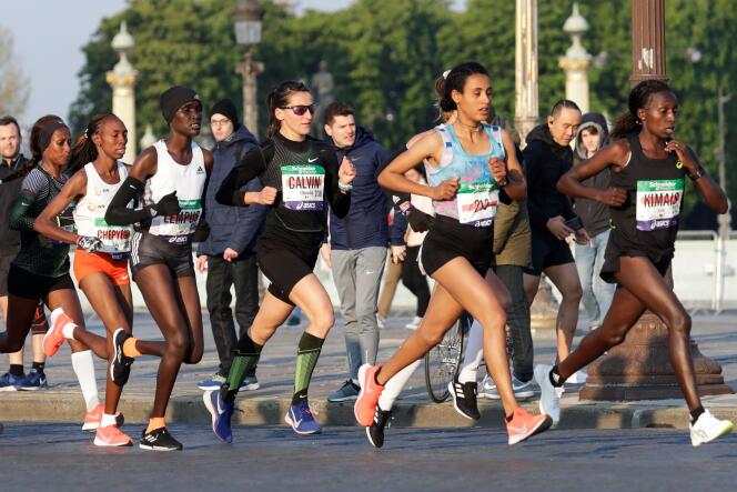 Clemence Calvin (troisième en partant de la droite), lors du marathon de Paris, le 14 avril 2019.