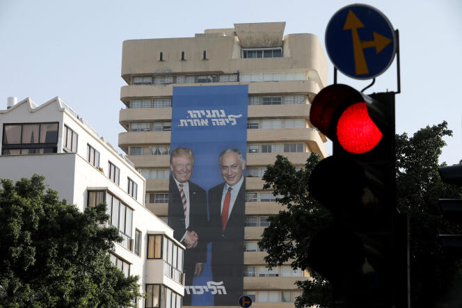 Une affiche de campagne de Benyamin Nétanyahou, le représentant avec Donald Trump, le 8 avril, à Tel-Aviv.