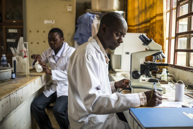 Des étudiants de sciences travaillent au laboratoire de l’Université catholique de Graben, à Butembo, dans l’est de la République démocratique du Congo (RDC) en novembre 2016.