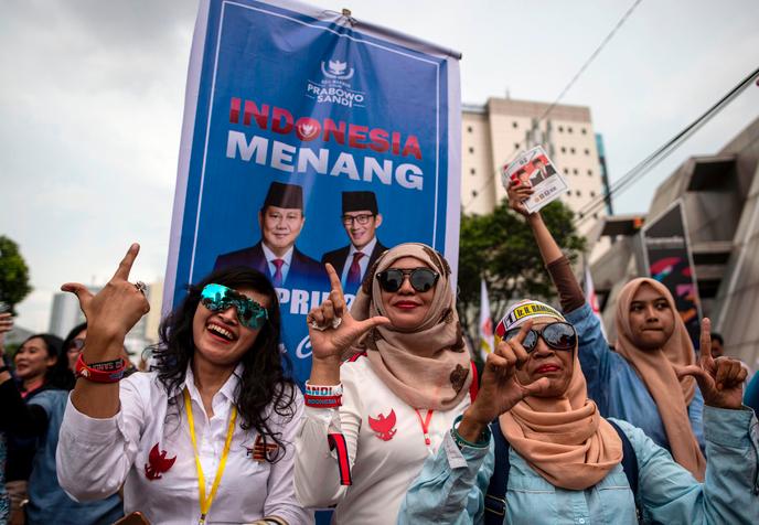Manifestation de partisans du candidat à la présidentielle, Prabowo Subianto, à Surabaya (Indonésie), le 12 avril.